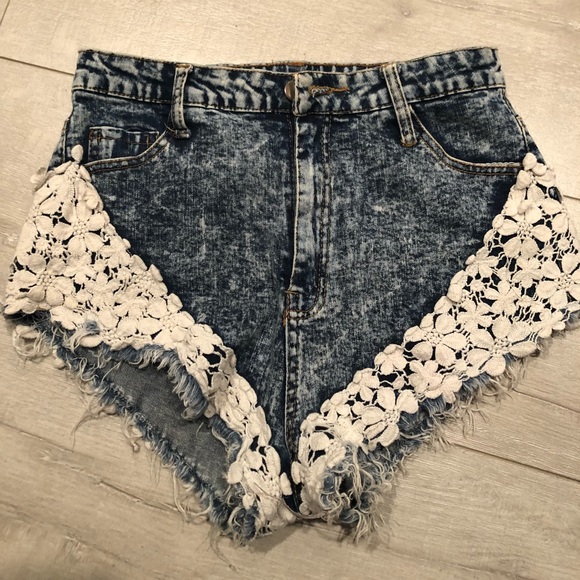 Jean shorts with lace - Picture 3 of 6